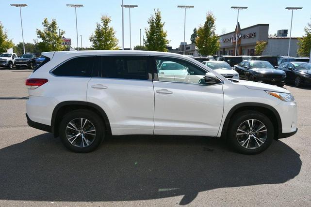 Photo of 2017 Blizzard Pearl Toyota Highlander