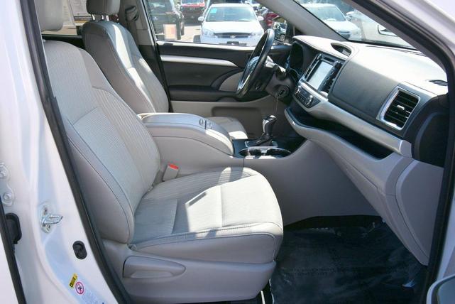 Photo of 2017 Blizzard Pearl Toyota Highlander