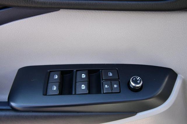 Photo of 2017 Blizzard Pearl Toyota Highlander