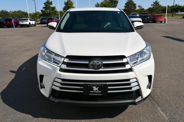 Photo of 2017 Blizzard Pearl Toyota Highlander