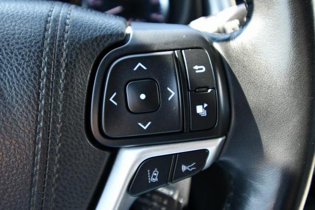 Photo of 2017 Blizzard Pearl Toyota Highlander