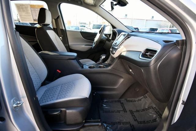 Photo of 2022 Silver Ice Metallic Chevrolet Equinox