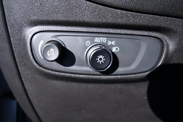 Photo of 2022 Silver Ice Metallic Chevrolet Equinox