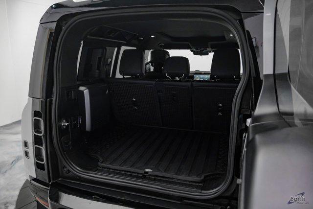Photo of 2023 Yulong White Metallic Land Rover Defender