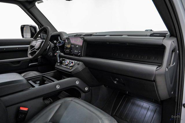 Photo of 2023 Yulong White Metallic Land Rover Defender
