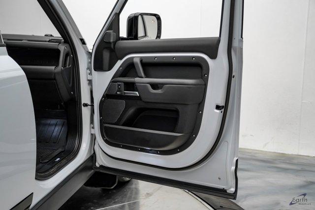 Photo of 2023 Yulong White Metallic Land Rover Defender