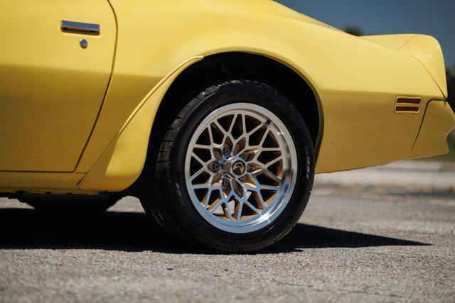 Photo of 1977 Yellow Pontiac Firebird