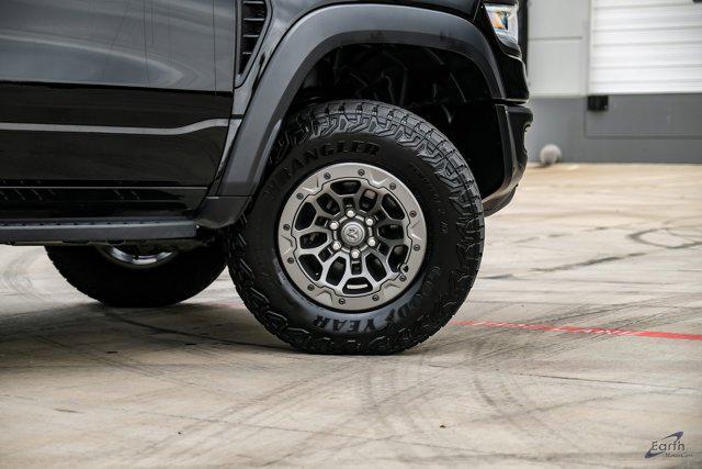 Photo of 2024 Diamond Black Crystal Pearlcoat RAM 1500