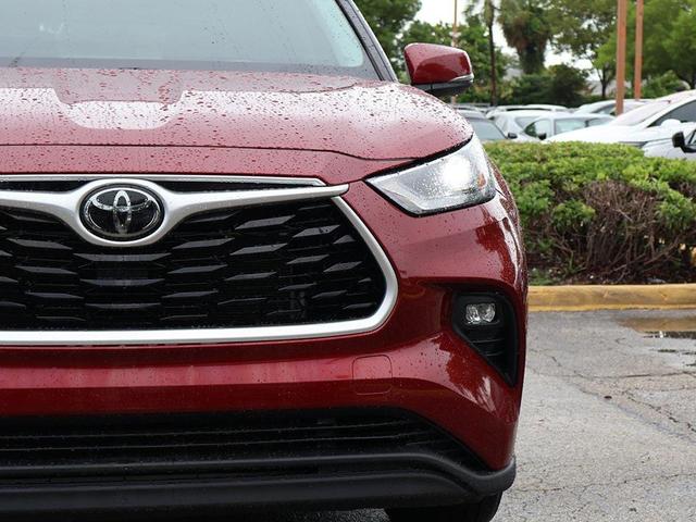 Photo of 2022 Ruby Flare Pearl Toyota Highlander