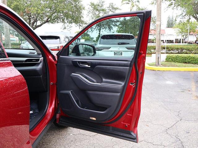 Photo of 2022 Ruby Flare Pearl Toyota Highlander