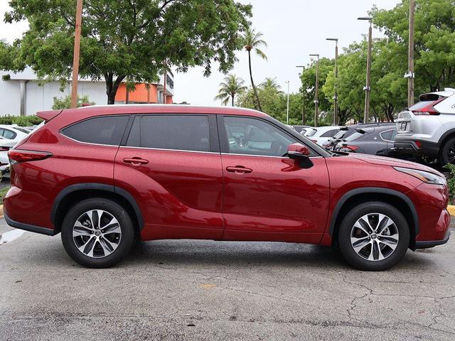 Photo of 2022 Ruby Flare Pearl Toyota Highlander