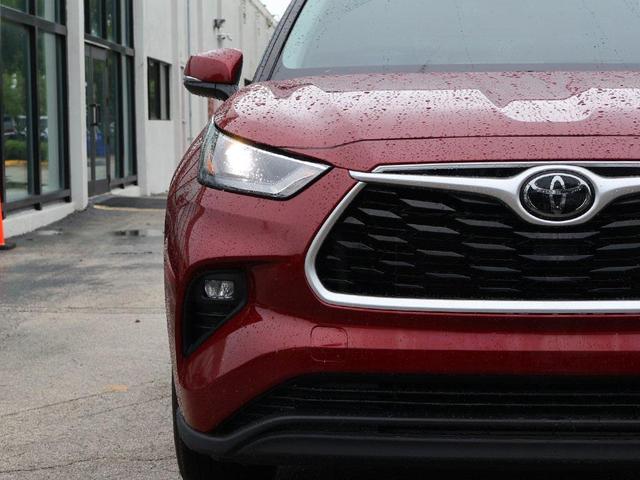 Photo of 2022 Ruby Flare Pearl Toyota Highlander
