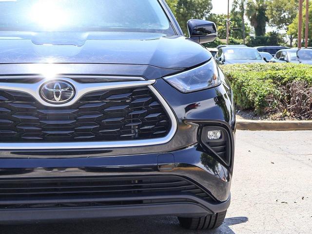 Photo of 2024 Midnight Black Metallic Toyota Highlander