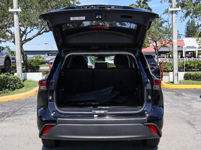 Photo of 2024 Midnight Black Metallic Toyota Highlander