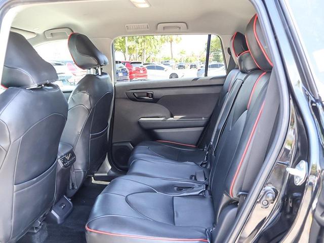 Photo of 2024 Midnight Black Metallic Toyota Highlander