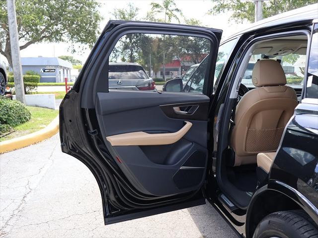 Photo of 2025 Mythos Black Metallic Audi Q7