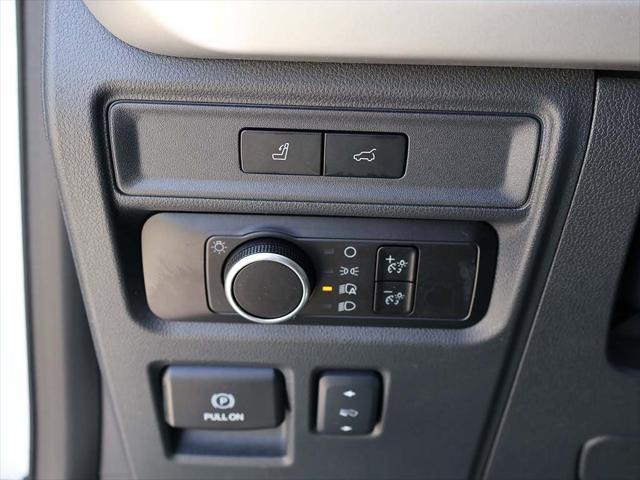 Photo of 2024 Oxford White Ford Expedition