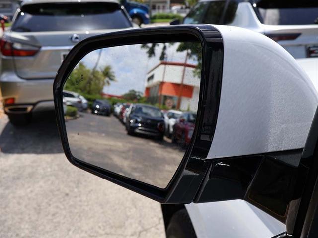 Photo of 2024 Oxford White Ford Expedition