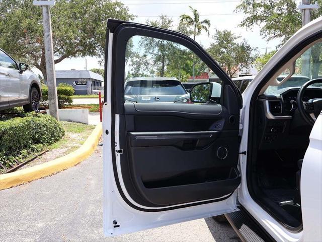Photo of 2024 Oxford White Ford Expedition