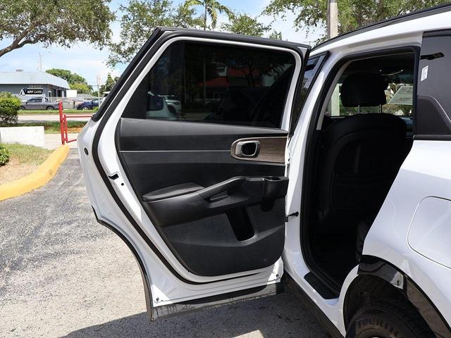 Photo of 2022 Glacial White Pearl Kia Sorento