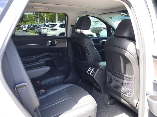 Photo of 2022 Glacial White Pearl Kia Sorento