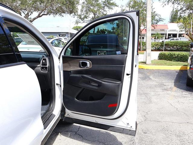 Photo of 2022 Glacial White Pearl Kia Sorento