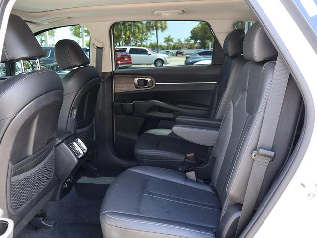 Photo of 2022 Glacial White Pearl Kia Sorento