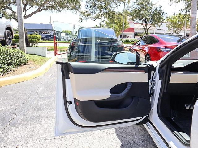 Photo of 2022 Pearl White Multi-Coat Tesla Model S