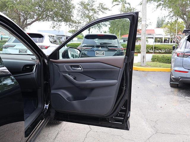 Photo of 2021 Super Black Nissan Rogue