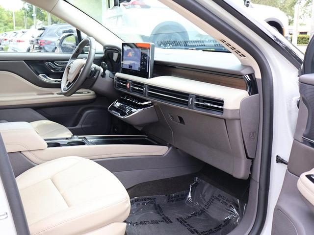 Photo of 2023 Ceramic Pearl Metallic Tri-Coat Lincoln Corsair