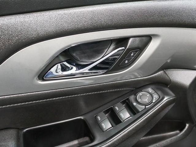 Photo of 2023 Summit White Chevrolet Traverse