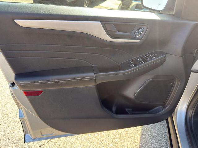 Photo of 2022 Iconic Silver Metallic Ford Escape