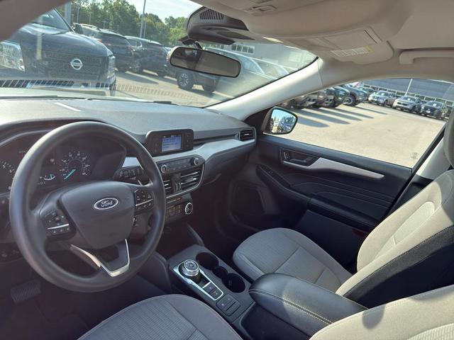 Photo of 2022 Iconic Silver Metallic Ford Escape