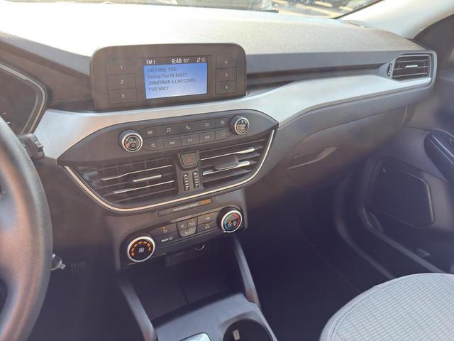 Photo of 2022 Iconic Silver Metallic Ford Escape