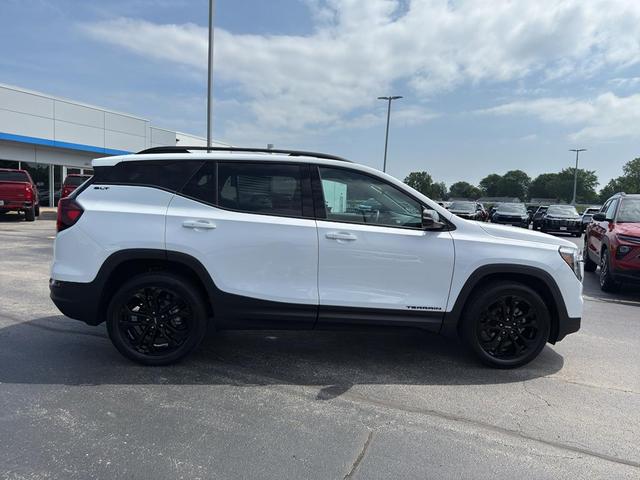 Photo of 2022 Summit White GMC Terrain