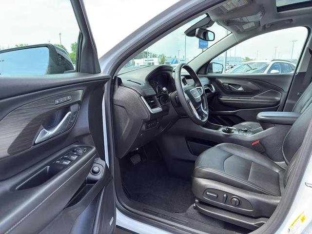 Photo of 2022 Summit White GMC Terrain