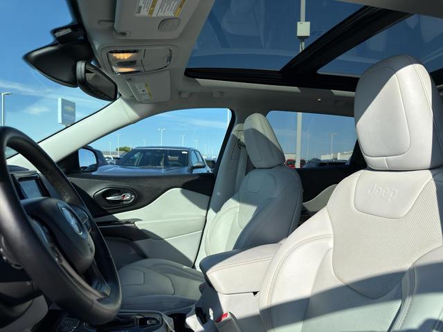 Photo of 2019 Bright White Clearcoat Jeep Cherokee