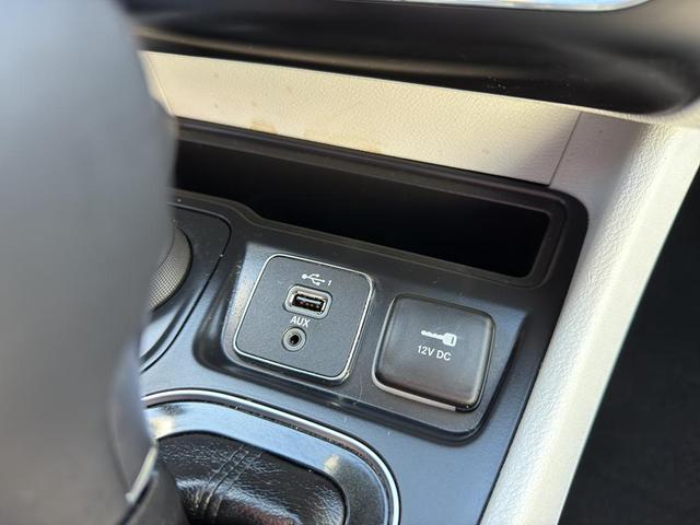 Photo of 2019 Bright White Clearcoat Jeep Cherokee