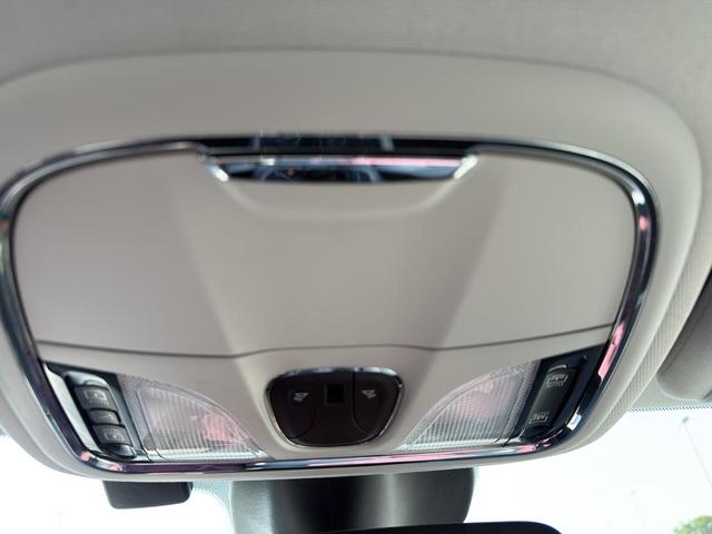 Photo of 2019 Bright White Clearcoat Jeep Cherokee