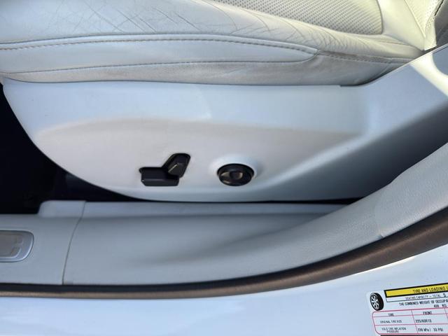 Photo of 2019 Bright White Clearcoat Jeep Cherokee