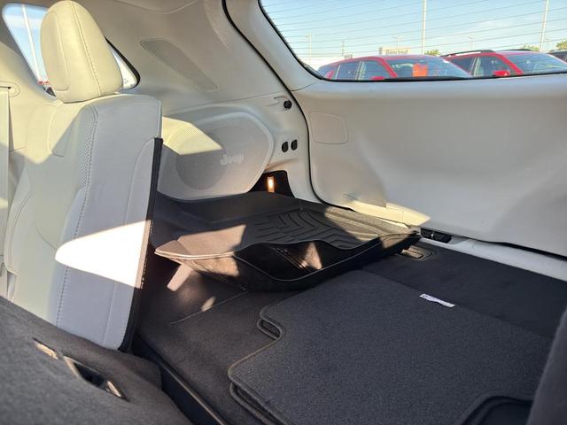 Photo of 2019 Bright White Clearcoat Jeep Cherokee