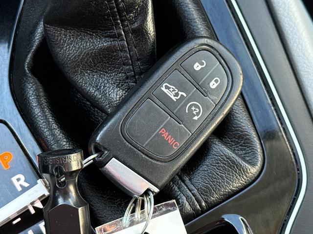 Photo of 2019 Bright White Clearcoat Jeep Cherokee