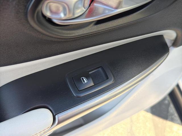 Photo of 2019 Bright White Clearcoat Jeep Cherokee