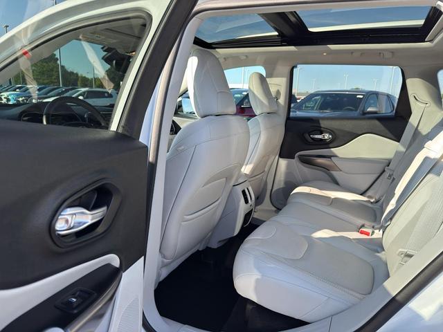 Photo of 2019 Bright White Clearcoat Jeep Cherokee