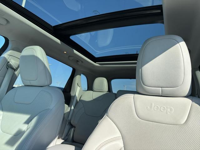 Photo of 2019 Bright White Clearcoat Jeep Cherokee