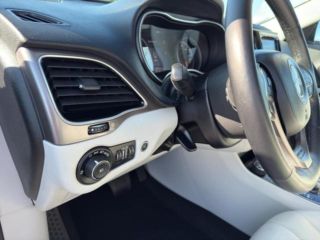 Photo of 2019 Bright White Clearcoat Jeep Cherokee
