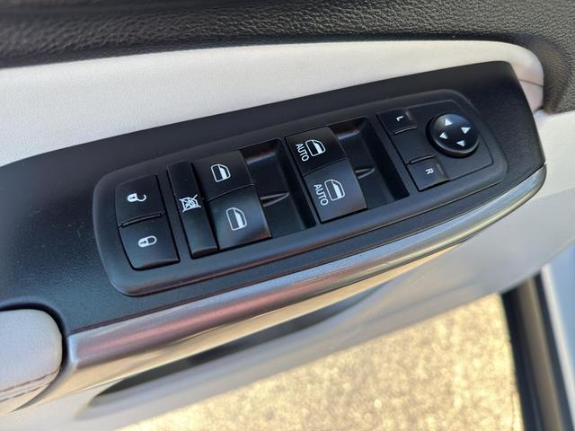 Photo of 2019 Bright White Clearcoat Jeep Cherokee
