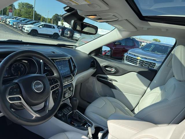 Photo of 2019 Bright White Clearcoat Jeep Cherokee