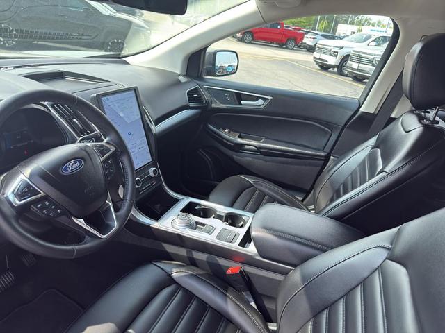 Photo of 2022 Carbonized Gray Metallic Ford Edge
