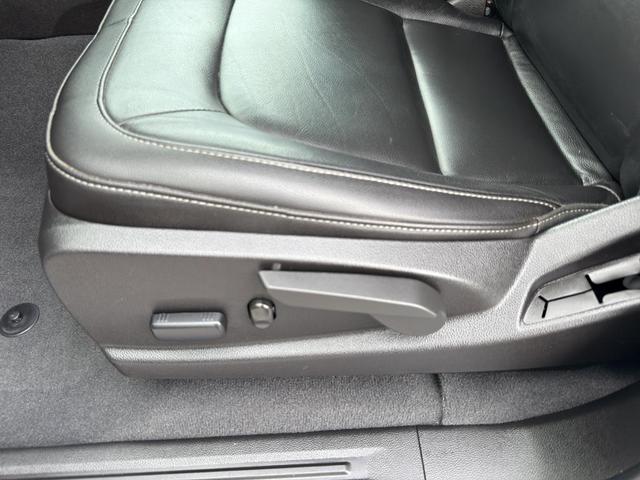 Photo of 2019 Summit White Chevrolet Colorado